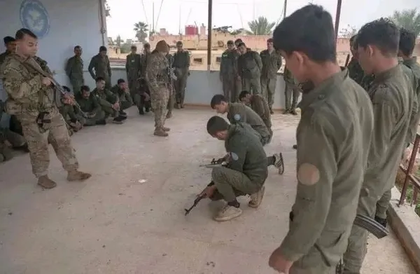 abdnin-kanli-teror-oyunu-iste-pkkli-teroristlerin-elindeki-o-silah-1703836847813.jpeg ABD'nin kanlı terör oyunu! Aralarında çocukların da bulunduğu PKK'lılara silah eğitimi verdiler - 6