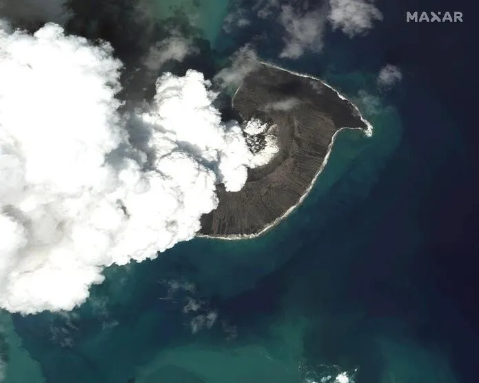 Keşif uçakları bölgeye gönderildi! Tonga’da meydana gelen volkan patlaması ve tsunami sonrası 100 bin kişiyle iletişim koptu