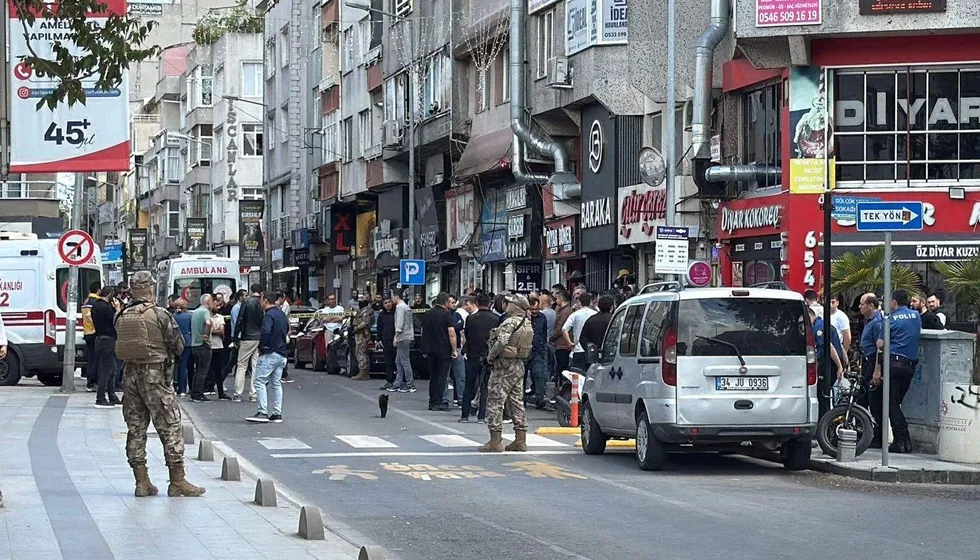 corluda-kavga-sonrasi-silahli-catisma-2-polis-sehit-sehitlerimizin-kimlikleri-belli-oldu-1779021731890.jpeg Çorlu'da kavga sonrası silahlı çatışma: Şehit 2 polisimizin kimlikleri belli oldu | 2002 doğumlu saldırganın yakalanma anı ilk kez A Haber'de - 3