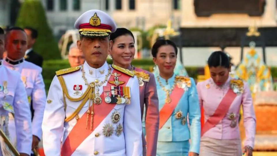 Tayland Kralı Maha Vajiralongkorn'un 20 cariyesiyle birlikte coronavirüs karantinasına girdi