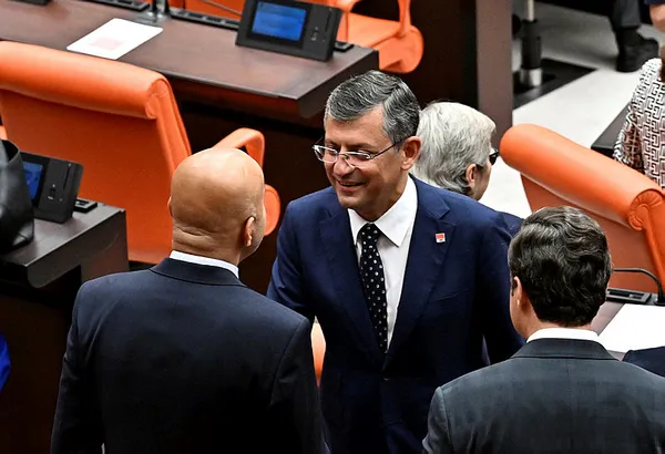 bahceliden-chpdeki-koltuk-kavgasina-esprili-yorum-chpde-sinif-arkadasim-devam-etmezse-ekreme-karsi-ozgur-derim-1690300644512.jpg Bahçeli’den CHP’deki koltuk kavgasına esprili yorum: CHP'de sınıf arkadaşım devam etmezse Ekrem'e karşı Özgür derim! - 1