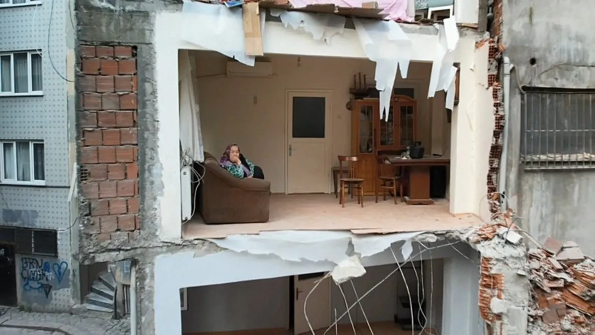 Zeytinburnu'nda şaşırtan manzara! 4 katlı bina yıkıldı yandaki apartman duvarsız kaldı