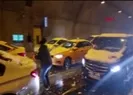 Yolda kalan sürücüler kartopu oynadı