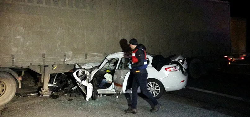 Bolu TEM'de tüyler ürperten kaza! Otomobil TIR’a ok gibi saplandı: 1 ölü