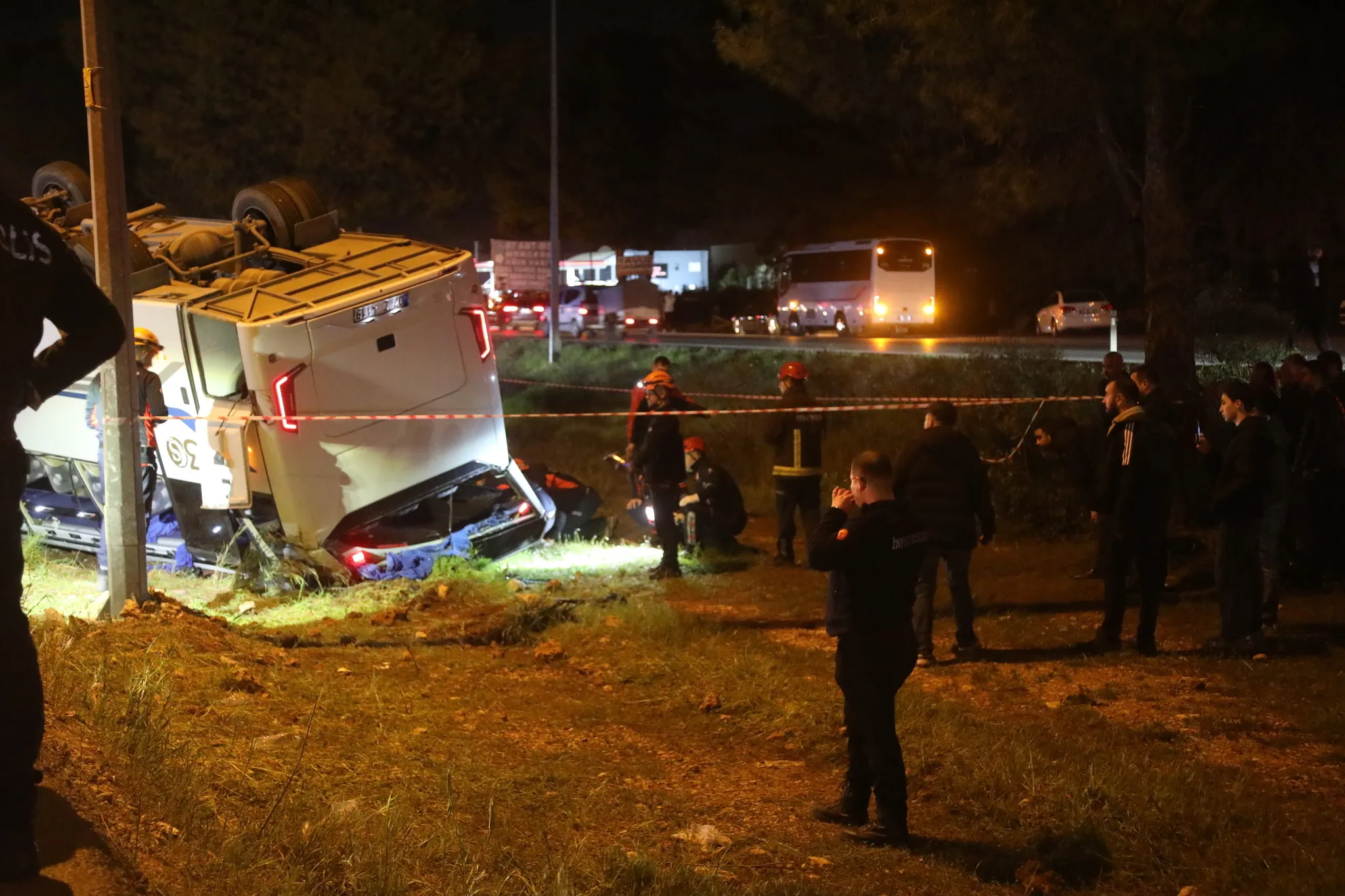 Antalya’da cezaevi servisi şarampole yuvarlandı: 16 memur yaralandı