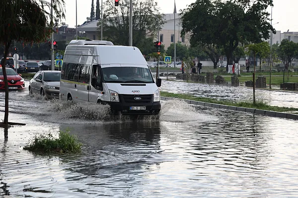 1712504877640.jpg Adana'da dolu etkili oldu! Yollar beyaza büründü - 1