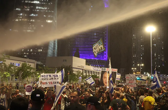 tel-avivde-sokaklar-yine-karisti-binlerce-israilli-den-katil-netanyahuya-protesto-isgal-polisinden-sert-mudaha-1715458006520.jpg Tel Aviv'de sokaklar yine karıştı! Binlerce İsrailli 'den katil Netanyahu'ya protesto | İşgal polisinden tazyikli su ile sert müdahale - 1