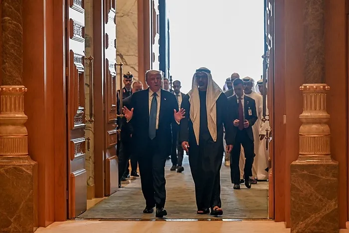 3-gunde-3-trilyon-dolar-trump-korfez-ulkelerinden-yatirim-ve-silah-anlasmalariyla-dondu-1747397102414.jpeg Trump, BAE başkenti Abu Dabi'de ABD-BAE İş Konseyi'ne katıldı. (AA)