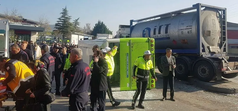 İzmit'te TIR ve halk otobüsü çarpıştı