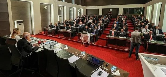 Gün geçmiyor ki CHP’de kaos bitsin! ’Genel Başkan’ın yanındayız’ konulu deklarasyonun zorla imzası istendi! Bu kez il başkanları kazan kaldırdı