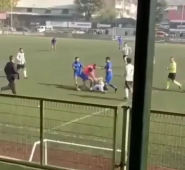 bursada-deliye-donen-futbolcu-rakibine-kramponla-saldirdi-1636455011790.jpg Bursa’da deliye dönen futbolcu rakibine kramponla saldırdı - 4