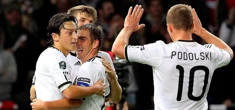Podolski'den Mesut Özil paylaşımı