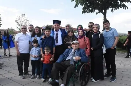 40-yil-once-biraktigi-universiteden-63-yasinda-mezun-oldu-1654788358777.jpg
