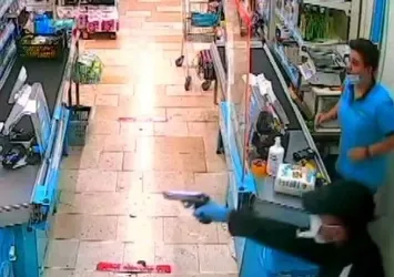 Adana’da kurusıkı tabancayla soygun yaptı