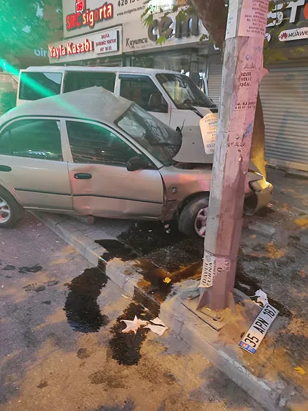 İzmir’de minibüsün otomobile çarptığı kazada 1 kişi öldü - 1
