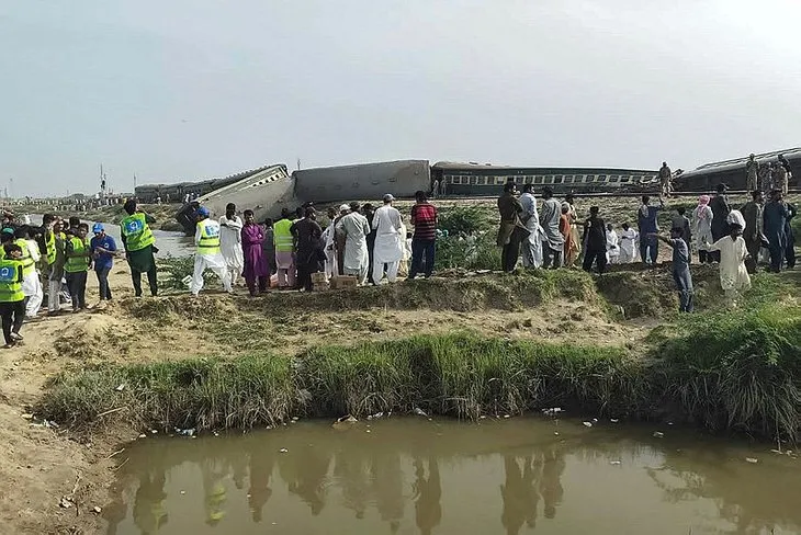 Pakistan’da tren kazası! Can pazarı yaşandı! Çok sayıda ölü ve yaralı var...