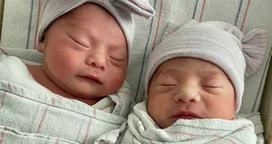 İkiz kardeşler farklı yıllarda doğdu