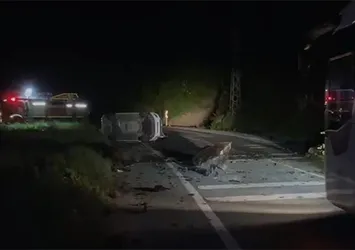 Artvin'de heyelan! Kayaların düştüğü araç kontrolden çıktı