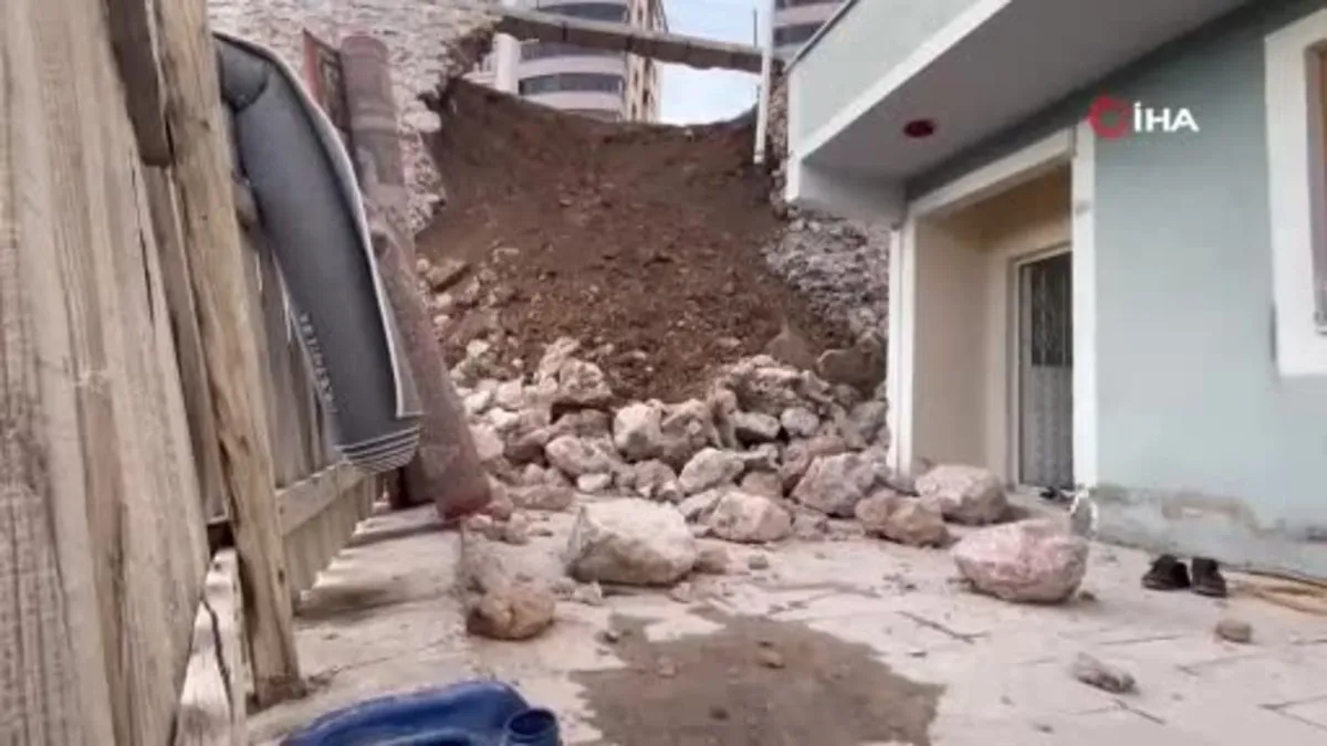 Bayburt'ta çocuk parkının istinat duvarı çöktü