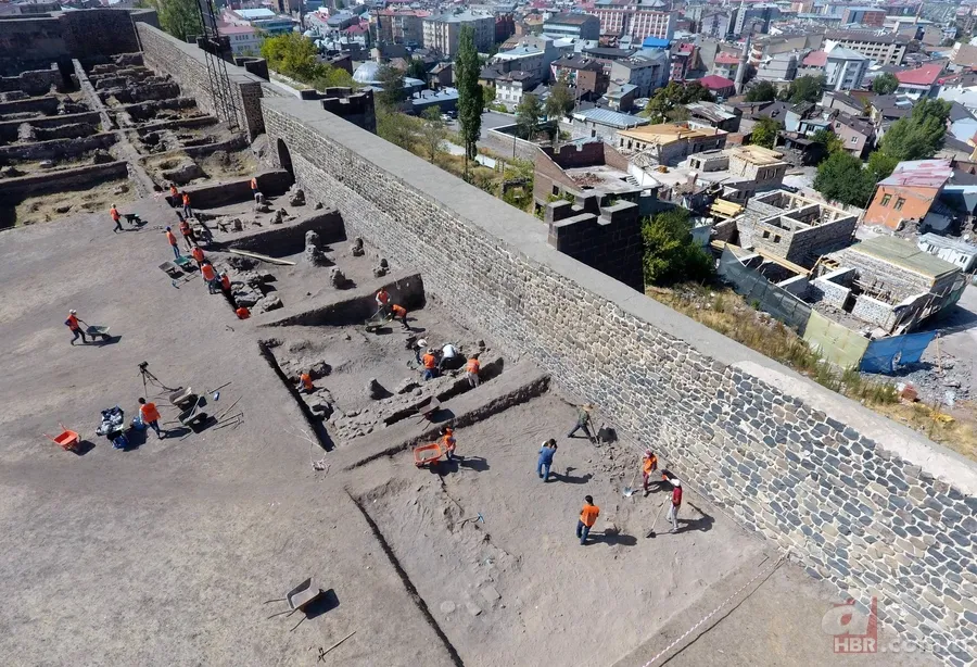 Tarihi Erzurum Kalesi'nde kazı çalışmaları sürüyor 10