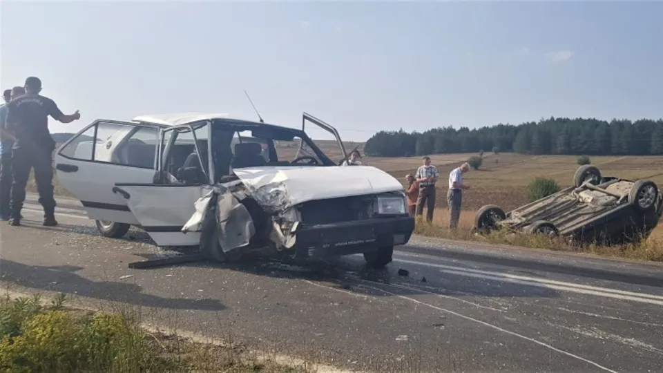 Hatalı sollama kaza getirdi! Feci kaza anı kameraya yansıdı