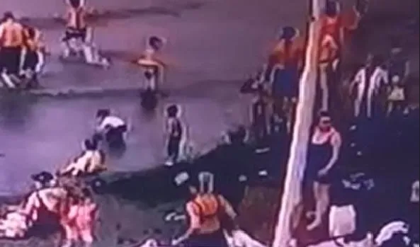 denizde-kopek-saldirisi-kucuk-cocuk-korku-dolu-anlar-yasadi-1659360079283.jpg Denizde köpek saldırısı! Küçük çocuk korku dolu anlar yaşadı - 2
