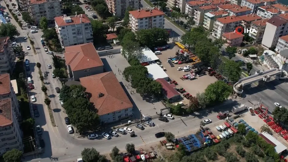 Bu okulda çocuklar ölümle burun buruna! En ufak sarsıntıda yıkılacak okulun gölgesinde oyun oynuyorlar