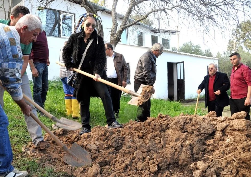 Özlem Tekin babasını son yolculuğuna uğurladı Galeri A Haber