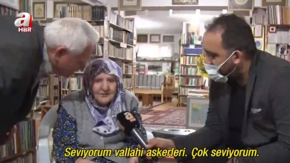 A Haber ördüğü çorapları Mehmetçik’e gönderen Zeliha nineye mikrofon uzattı: Askerleri çok seviyorum