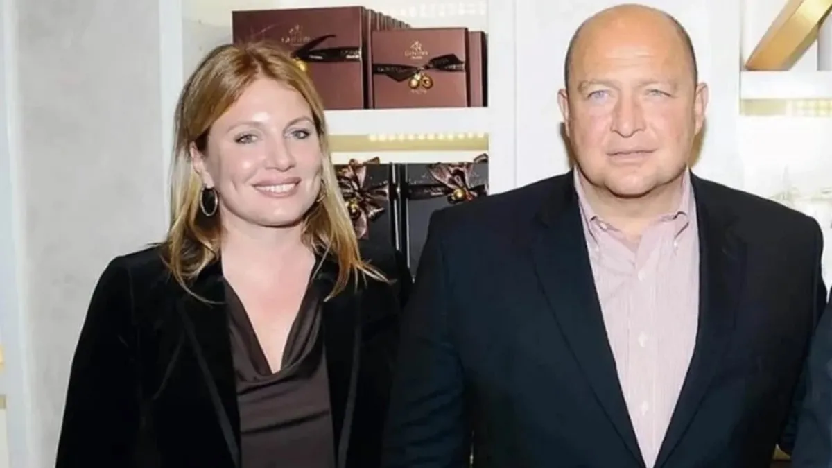 Sosyete bu olayı konuşuyor! Eşinin törenine sevgilisiyle geldi!