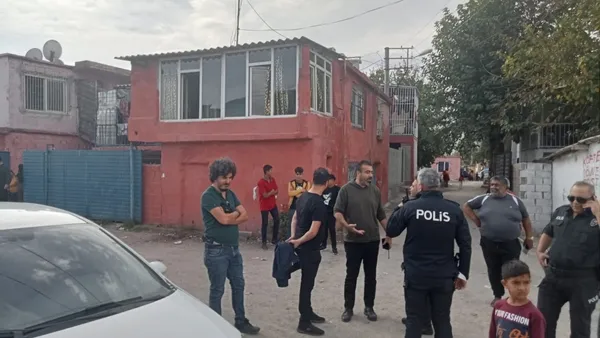 antalyada-evli-ciftin-kavgasina-aileler-karisinca-karakolluk-oldular-1668771935633.jpg Antalya’da evli çiftin kavgasına aileler karışınca karakolluk oldular - 3