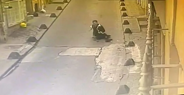 1713166591299.jpeg Yanlış adamı vurdu! Bayramda el öperken yakalandı | İstanbul'da film gibi olay anbean kamerada - 3