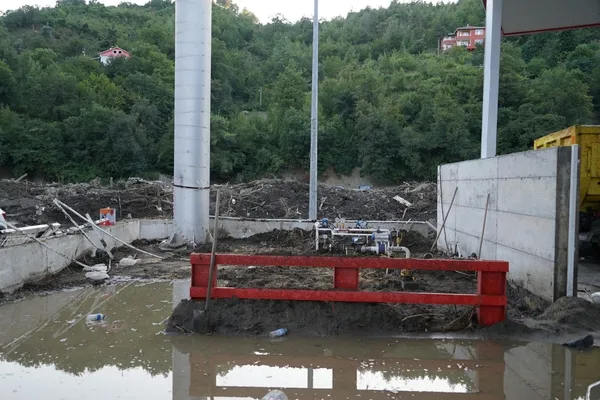 bozkurtta-sel-felaketinde-koprudeki-200-kisinin-hayatini-kurtardi-1631176892213.jpg Bozkurt’ta sel felaketinde köprüdeki 200 kişinin hayatını kurtardı - 1