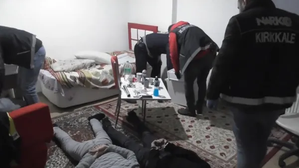 zehir-tacirlerine-operasyon-tuvaletten-uyusturucu-cikti-1669951370838.jpg Zehir tacirlerine operasyon! Tuvaletten uyuşturucu çıktı - 1