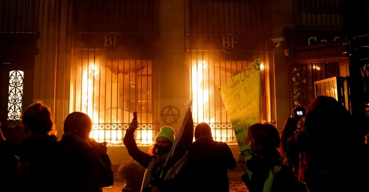 Fransa'da protestocular Merkez Bankasını ateşe verdi - AHaber Video İzle