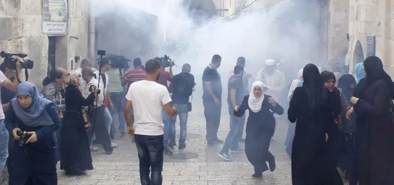 İsrail polisi rahat durmuyor! Mescid-i Aksa'da cemaate saldırdılar