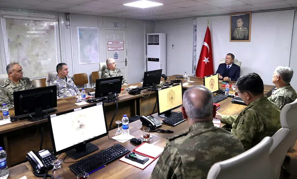 Son dakika: Bakan Hulusi Akar ve TSK komuta kademesinden sınırın sıfır noktasına kritik ziyaret - 5