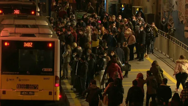 Zincirlikuyu metrobüs durağında yoğunluk - 1