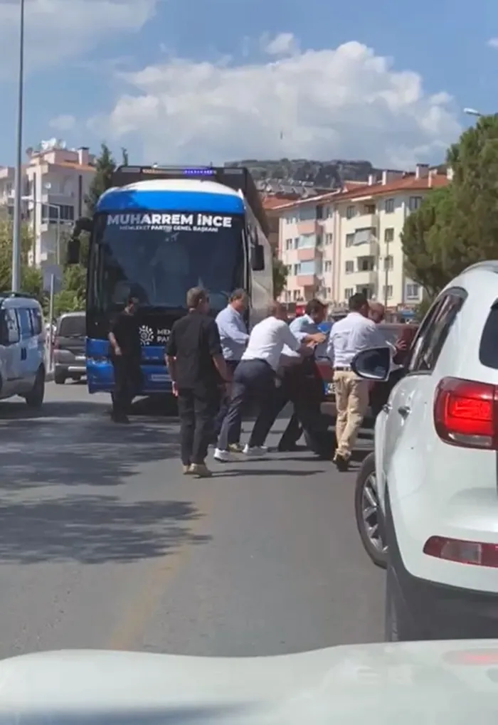Muharrem İnce otobüsten inip araba itti! O anlar kamerada - 3