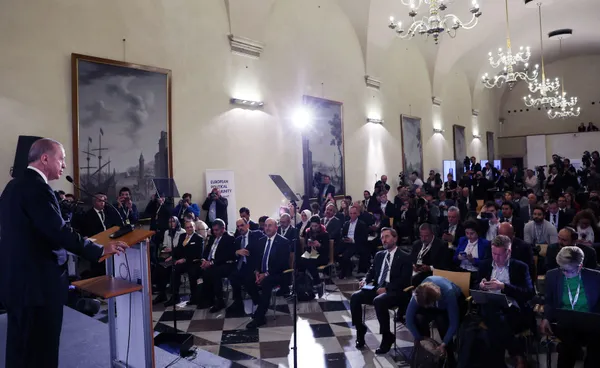 Son dakika: Başkan Erdoğan Çekya dönüşü uçakta gazetecilerin sorularını yanıtladı | Kılıçdaroğlu’na başörtüsü tepkisi: Siyaset fukarası