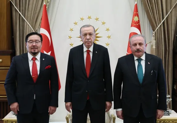 baskan-erdogan-mogolistan-ulusal-buyuk-kurali-baskani-gombojavu-kabul-etti-anlamli-turk-hediyesi-1666019414930.jpg Başkan Erdoğan Moğolistan Ulusal Büyük Kuralı Başkanı Gombojav'u kabul etti! Anlamlı "Türk" hediyesi... - 1