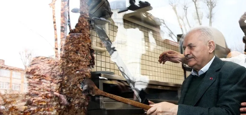Binali Yıldırım Pendik'te esnafı ziyaret etti döner kesti