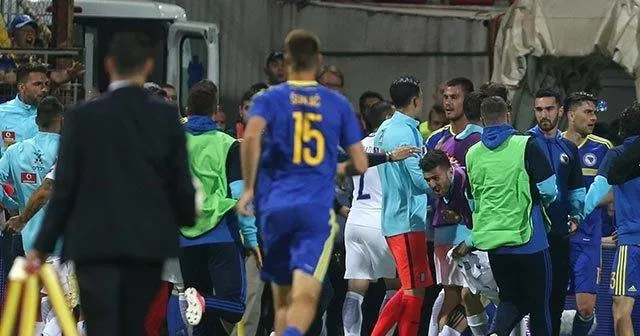 Yunanistan ile Bosna Hersek maçında ortalık karıştı - 1