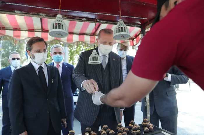 Başkan Erdoğan Beşiktaş'ta kestaneciye uğradı - 1