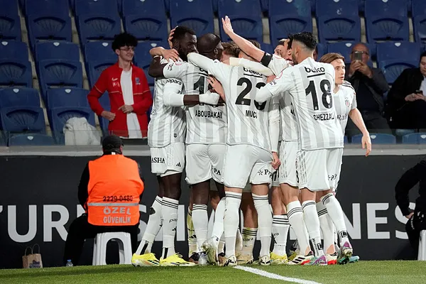 canli-basaksehir-besiktas-canli-anlatim-basaksehir-besiktas-maci-ilk-11leri-1712255970512.jpg Beşiktaş son dakikada yıkıldı! Kara Kartal zorlu deplasmanda Başakşehir ile yenişemedi - 1