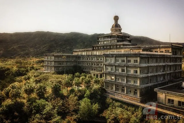 Japonya’nın en büyük terk edilmiş otelinin içini görüntüledi