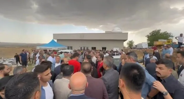 mardinde-demli-vekilin-yangin-provokasyonuna-vatandaslardan-ayar-defolun-buradan-1719154479065.jpg Mardin'de DEM'li vekilin yangın provokasyonuna vatandaşlardan ayar! Defolun buradan - 1