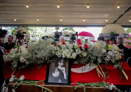 Türk tiyatrosunun usta ismi Yıldız Kenter son yolculuğuna uğurlandı