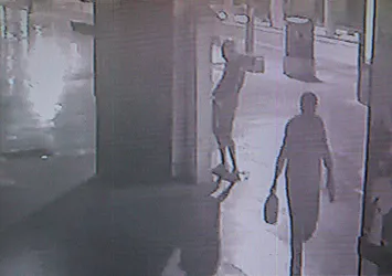 Antalya'da Roma figürlü heykele tekme atıp yakmaya çalıştı