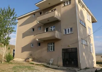 Van'da cinnet geçiren anne dehşet saçtı! 3 çocuğunu birden balkondan aşağıya attı